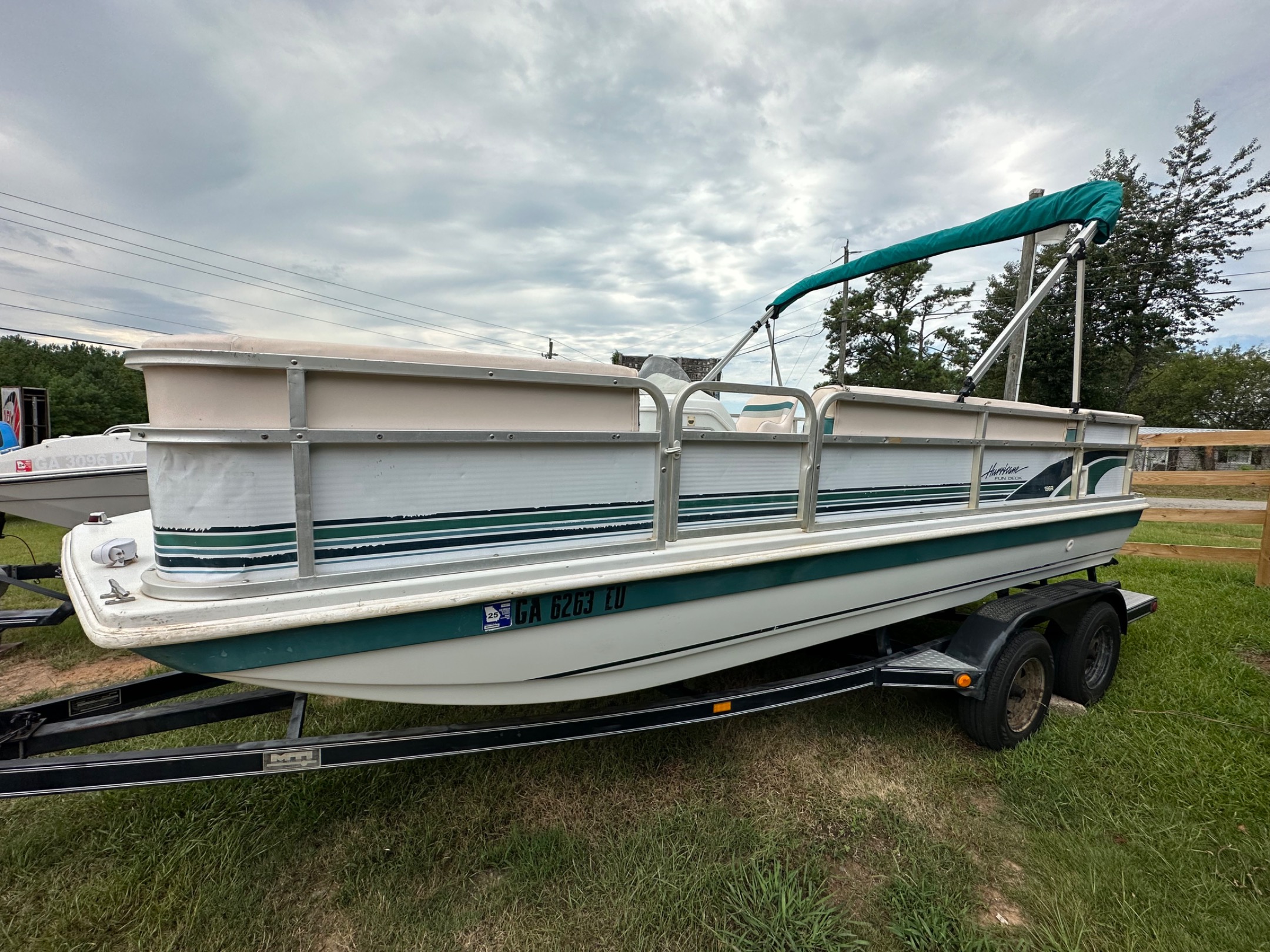 Hurricane FunDeck 196R Image